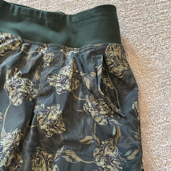 Athleta Trekkie North Printed High Waist Olive Green/Black Shorts, Floral, Sz 4 - Picture 9 of 13